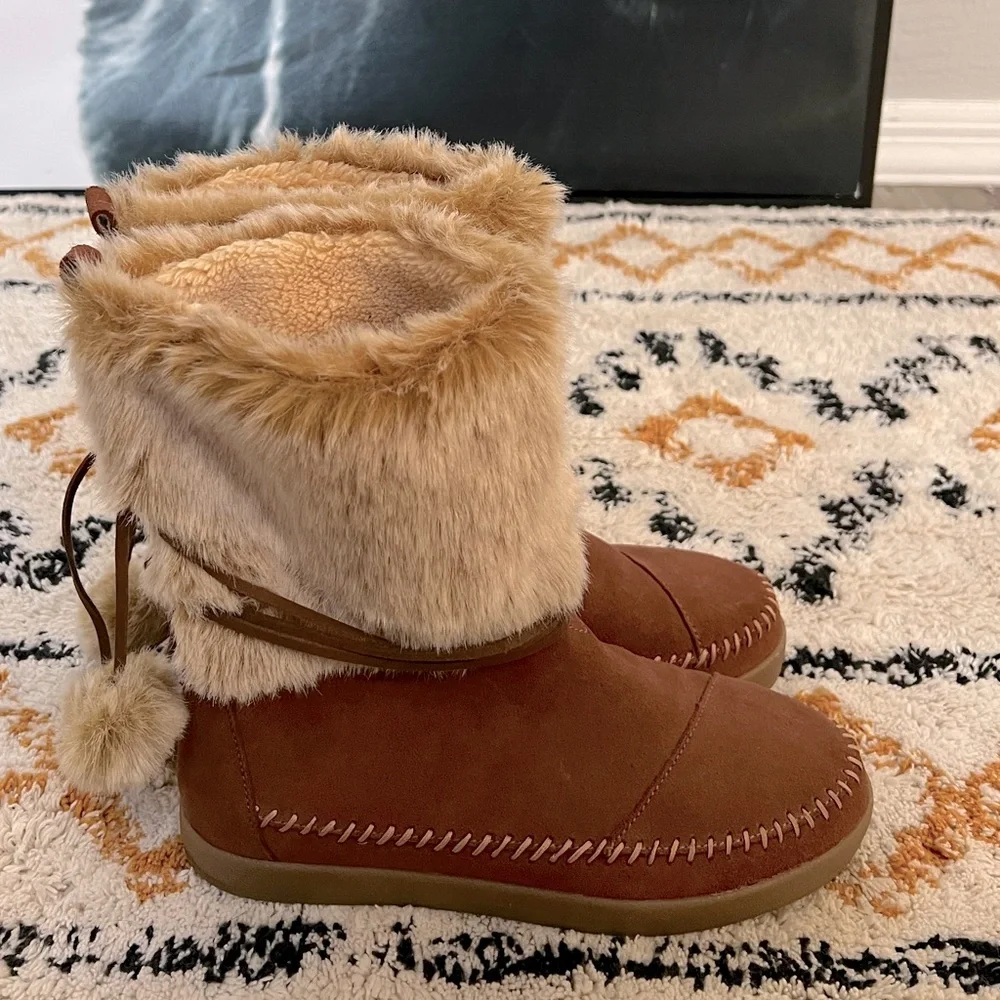 Toms Tan Suede Faux Fur Cuff Winter Boots